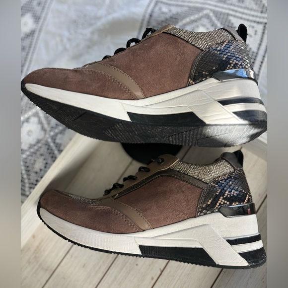 Comfortable women’s shoe with a small wedge. - Picture 6 of 8